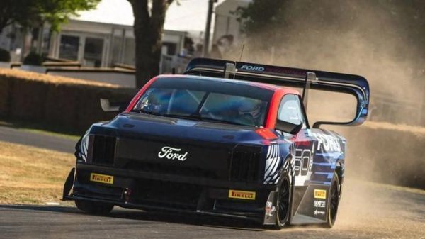 股票配资的论坛 福特F-150电动皮卡，如何击败一众超跑，赢得古德伍德速度节冠军