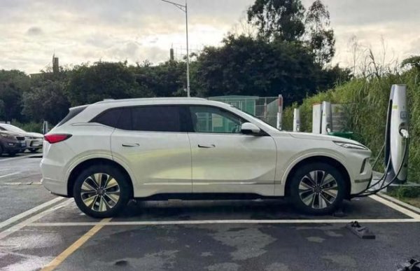 在线配资论坛 3秒一公里，动动手就能随时发电，这车有点好开！